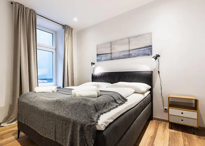 Modern Next To Subway Station Apartment *
